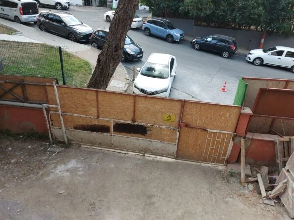 şantiye kapısı